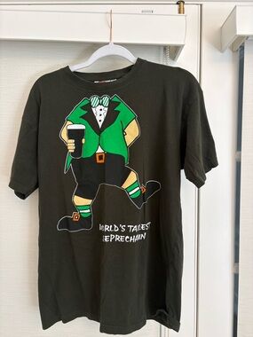 Novelty “World’s Tallest Leprechaun” Graphic Tee in Black & Green